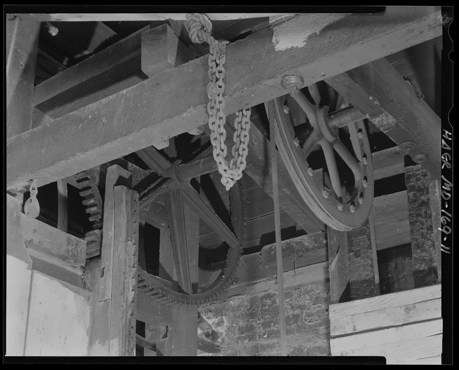 Drive gears of a historic hoisting machine